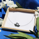 Κολιέ κύκνοι σε ξύλινο κουτί