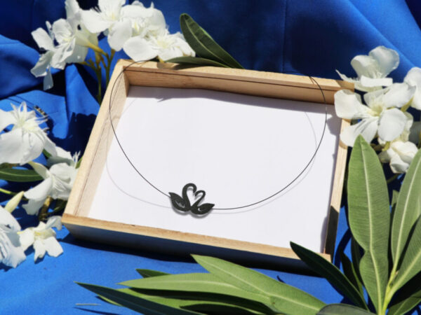 Κολιέ κύκνοι σε ξύλινο κουτί