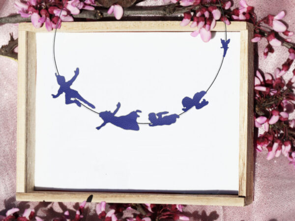 Κολιέ με έμπνευση από Πίτερ Παν σε ξύλινο κουτί