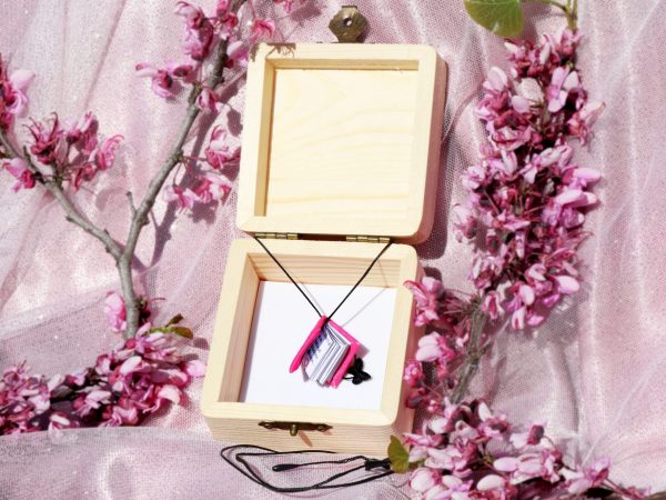 Κολιέ mini βιβλίο με ξύλινο κουτί