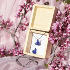 Κολιέ κύκνος σε ξύλινο κουτάκι