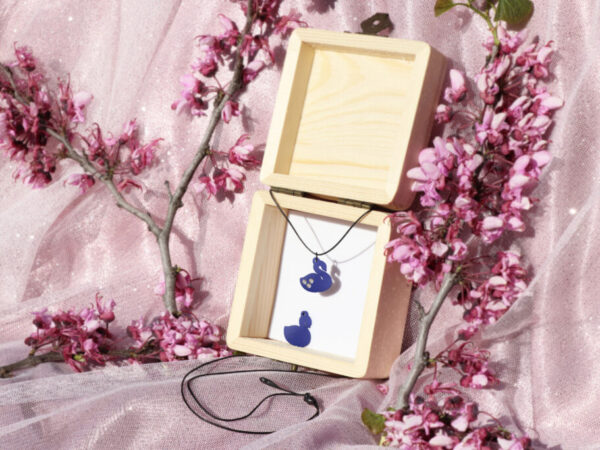 Κολιέ κύκνος σε ξύλινο κουτάκι