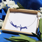 Κολιέ ακροβάτες σε ξύλινο κουτάκι