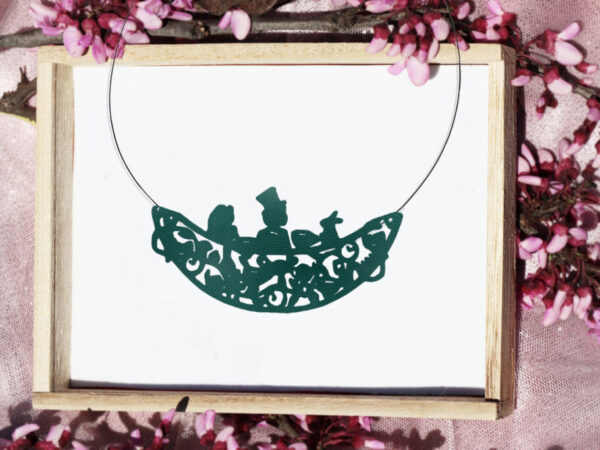 Κολιέ η Αλίκη, ο καπελάς και ο λαγός σε ξύλινο κουτί