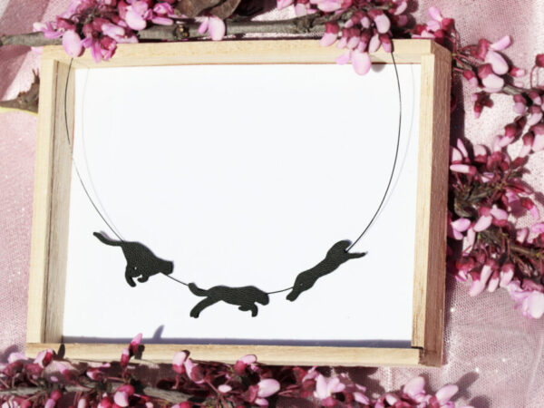 Κολιέ πάνθηρας σε ξύλινο κουτάκι