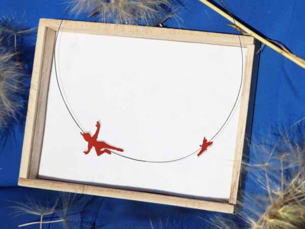 Κολιέ με έμπνευση από Πίτερ Παν σε ξύλινο κουτί